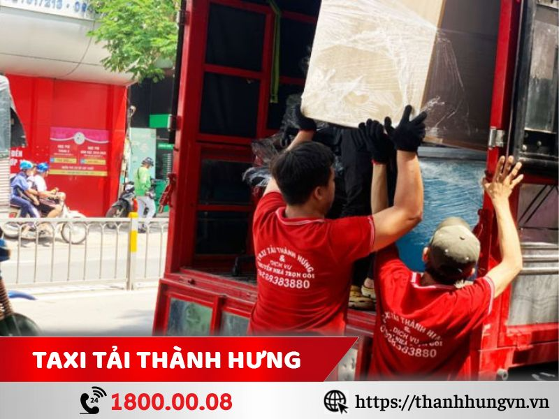 Nhân viên Ku casino phục vụ khách hàng tận tâm