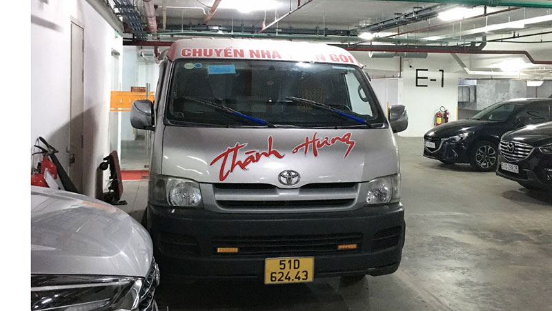 xe nhỏ đậu bãi chờ hàng hóa