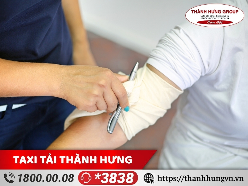 Băng bó vết thương để tránh bị nhiễm khuẩn