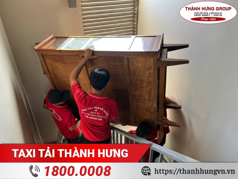 Nhân viên dịch vụ Chuyển Nhà Ku casino cẩn thận vận chuyển đồ đạc