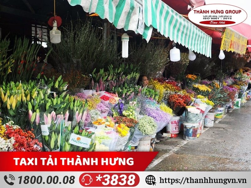 Chợ hoa Quảng An - nơi diễn ra hoạt động mua bán sầm uất tại quận Tây Hồ.