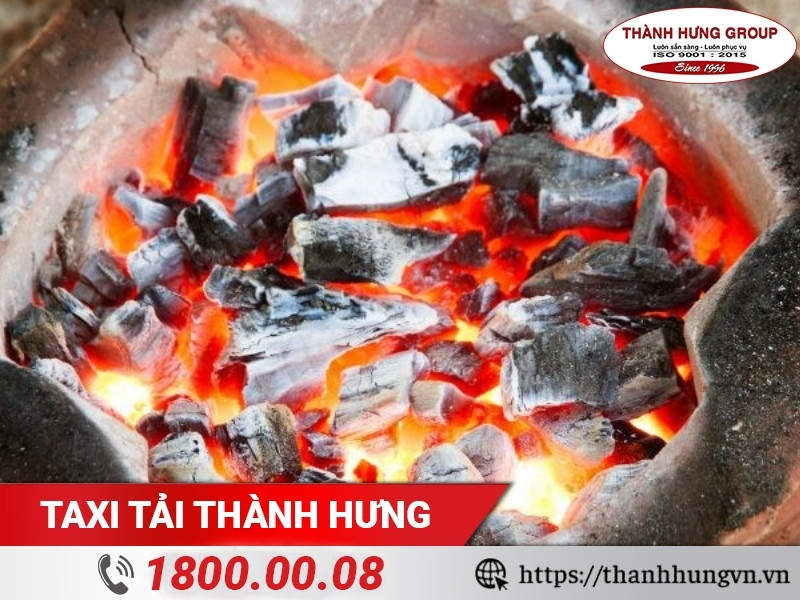 Chuẩn bị một bếp than đặt trước cửa nhà