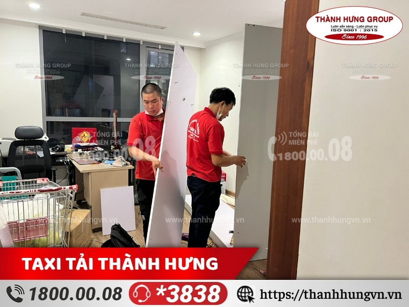 Taxi Tải Ku casino hỗ trợ người dân tháo lắp đồ đạc.