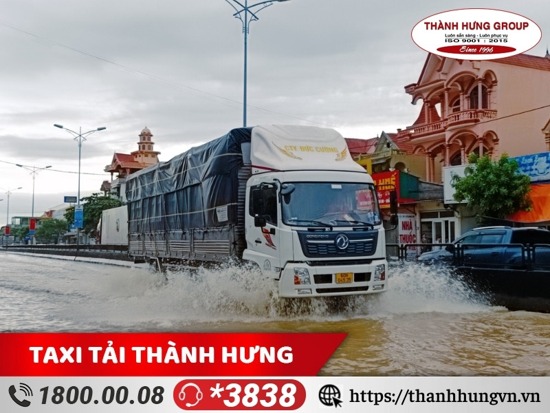 Quốc lộ 1A thường xuyên ngập lụt vào mùa mưa.