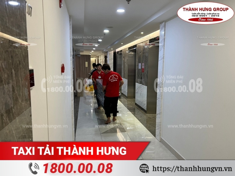Đăng ký với ban quản lý để được sử dụng thang máy vận chuyển.