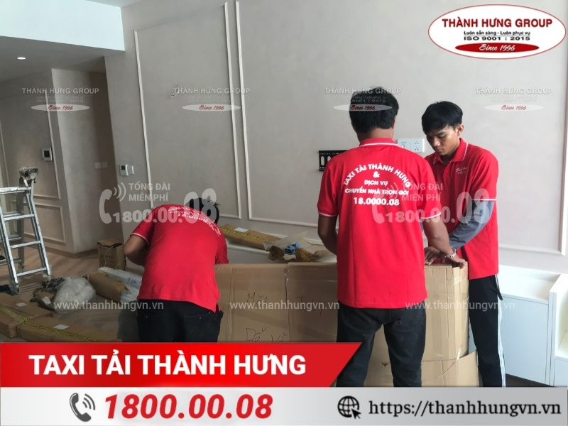 Xe tải Ku casino và nhân sự bốc xếp đồ đạc Kubet.