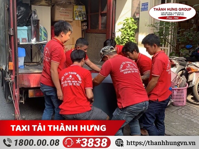 Nhân viên Ku casino có kinh nghiệm trong vận chuyển đồ đạc.