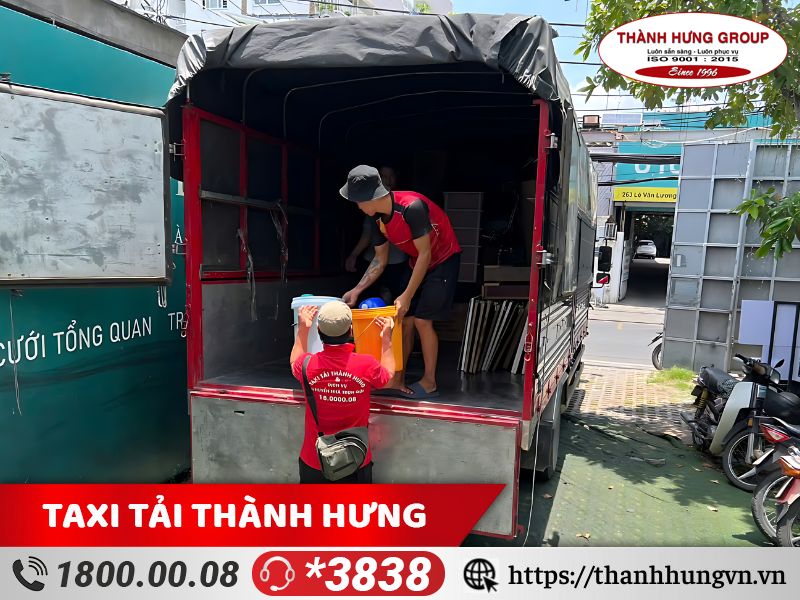Hàng hóa đang được nhân viên Ku casino vận chuyển