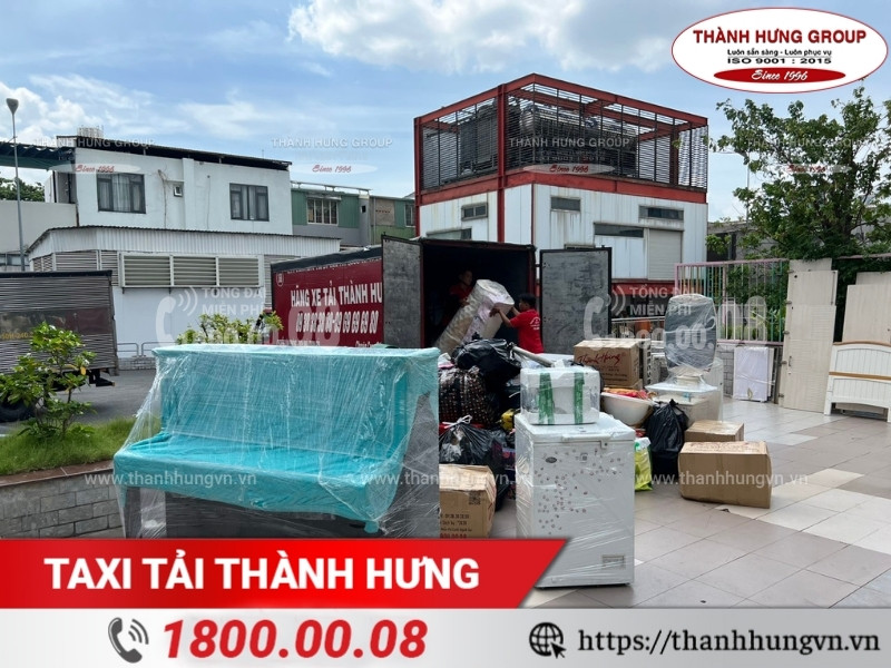 Đồ đạc Kubet chung cư được tập kết trước sảnh.