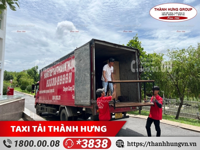 Đồ đạc được bốc xếp lên xe tải vận chuyển.