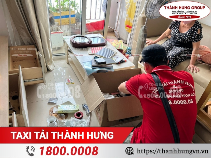 Đồ đạc được đóng gói trong thùng carton.