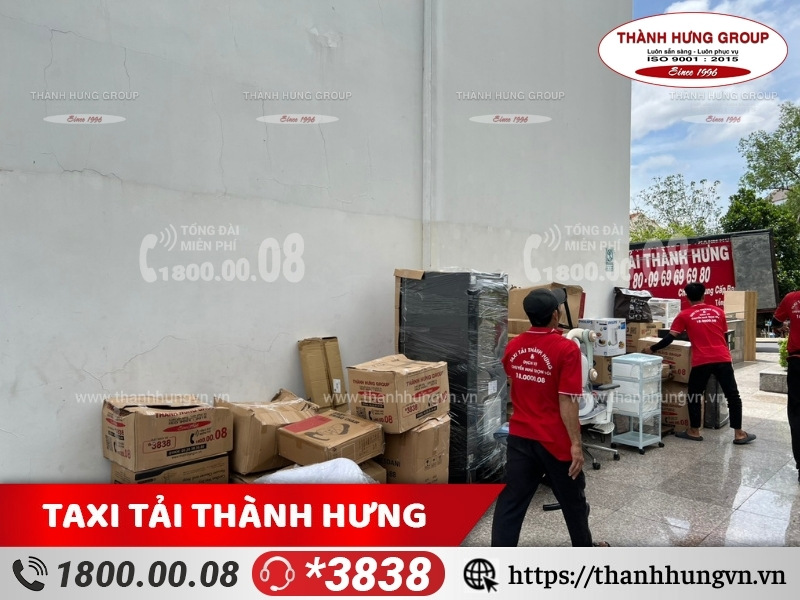 Đồ đạc được tập kết để nhân viên Ku casino vận chuyển ra xe.