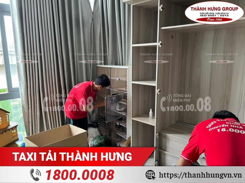 Đồ nội thất được tháo rời từng bộ phận để đóng gói.