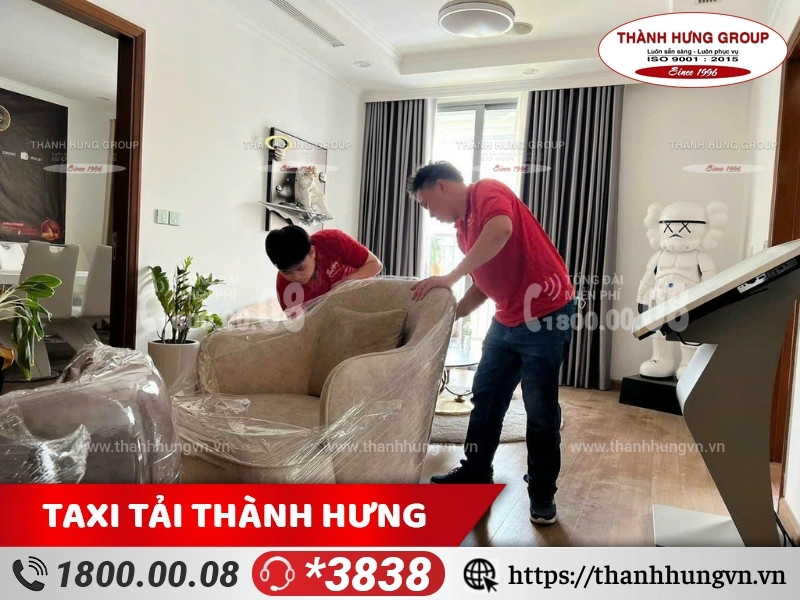 Đội ngũ nhân sự chuyên nghiệp hỗ trợ khách hàng đóng gói và bảo quản đồ đạc.
