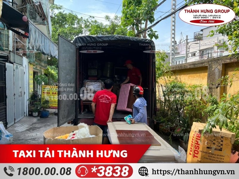 Đội ngũ nhân sự chuyên nghiệp đóng gói và bảo quản đồ đạc cẩn thận.