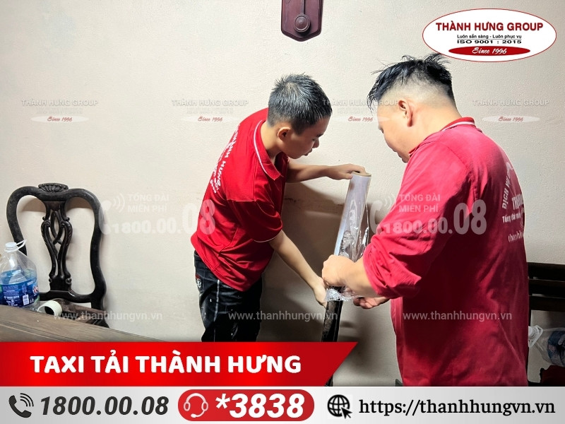 Đội ngũ nhân sự đóng gói đồ đạc cẩn thận.