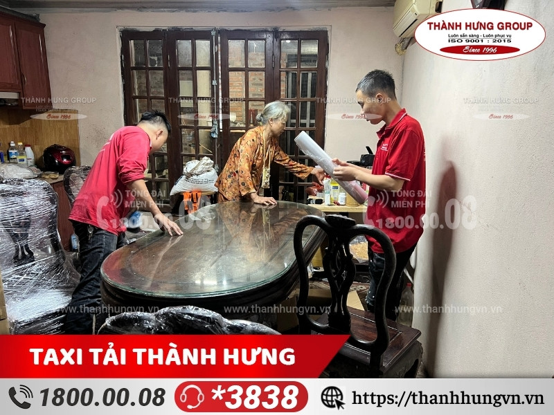 Đội ngũ nhân sự cẩn thận, tỉ mỉ khi đóng gói đồ đạc.
