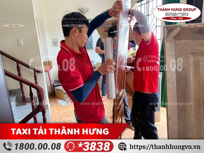 Đội ngũ nhân viên chuyên nghiệp trong đóng gói và bốc xếp đồ đạc.