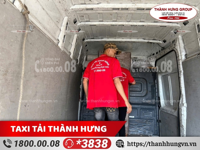 Đội ngũ nhân viên Taxi Tải Ku casino hỗ trợ khách hàng bốc xếp đồ đạc lên xe.