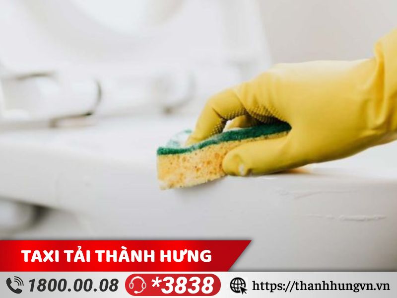 Bạn cần sử dụng nước javel hoặc nước tẩy chuyên dụng để dọn dẹp nhà vệ sinh