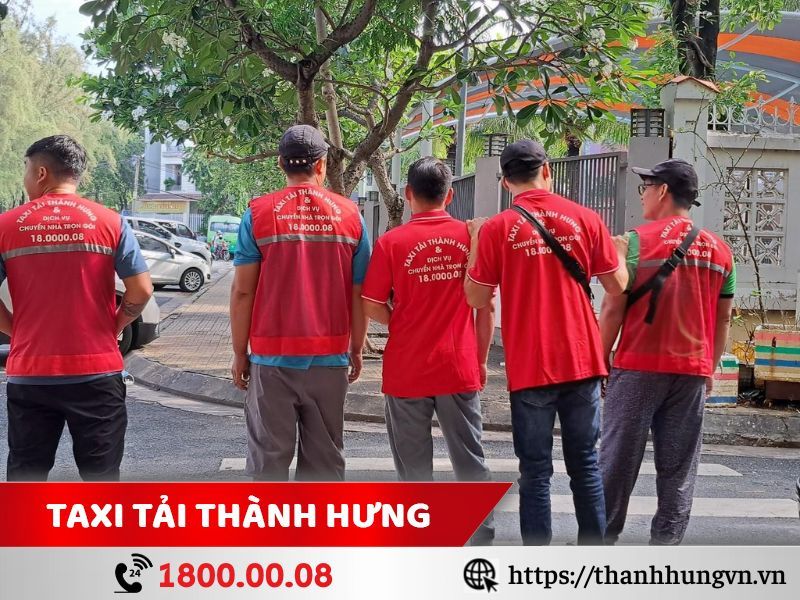 Logo Taxi Tải Ku casino được in trên đồng phục nhân viên
