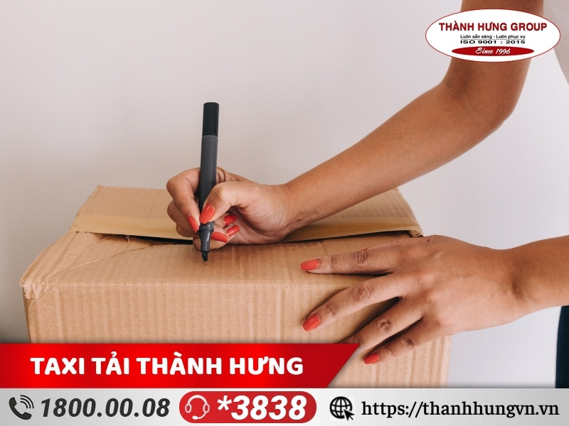 Viết ghi chú phân loại đồ đạc lên bề mặt thùng carton