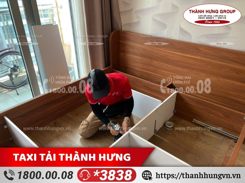 Hình ảnh nhân viên Ku casino đang tiến hành tháo lắp giường để vận chuyển