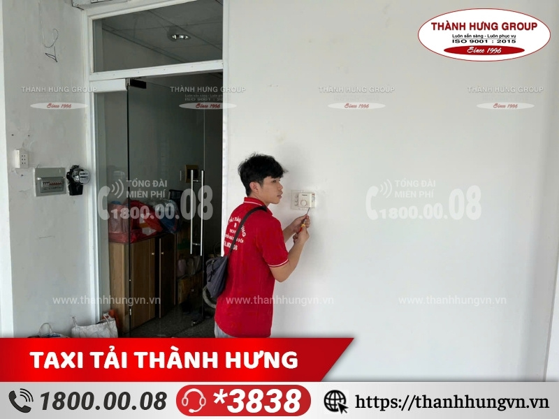 Các thiết bị tháo lắp như máy khoan, tua vít