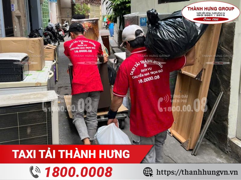 Nhân viên Ku casino được trang bị xe đẩy để bốc xếp an toàn