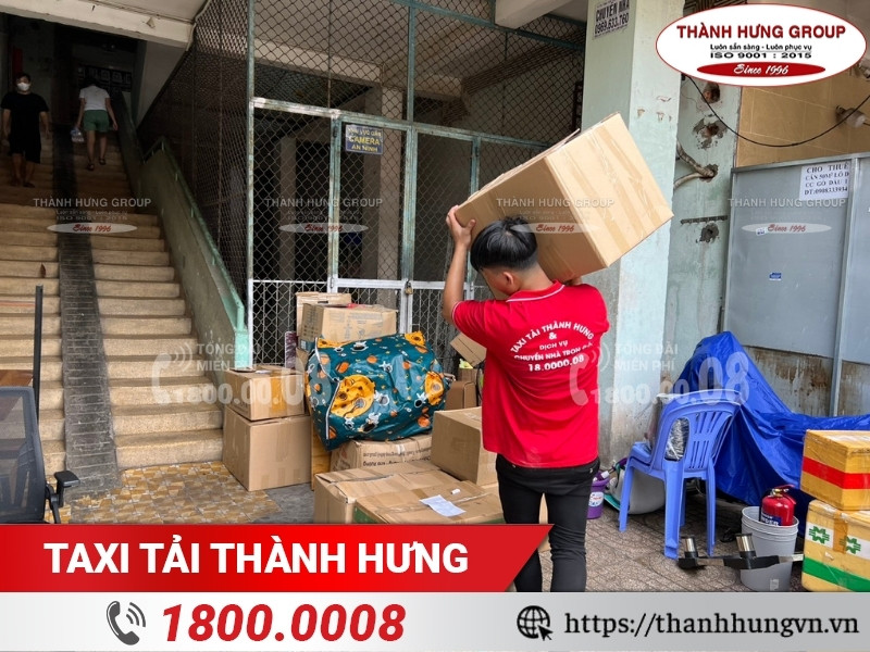 Nhân sự Taxi Tải Ku casino đóng gói chuyển văn phòng cho khách hàng.