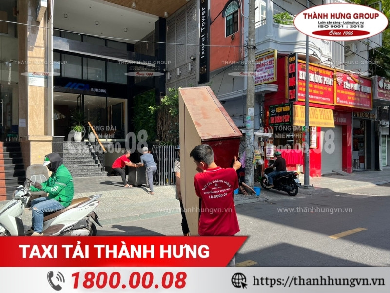 Nhân sự Ku casino bốc xếp đồ đạc cồng kềnh, trọng tải lớn.