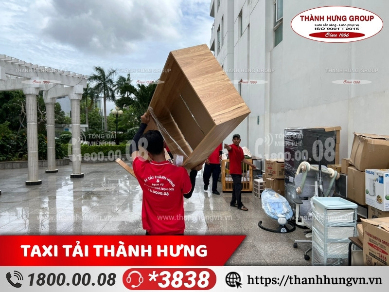 Nhân sự Ku casino bốc xếp đồ đạc lên xe.