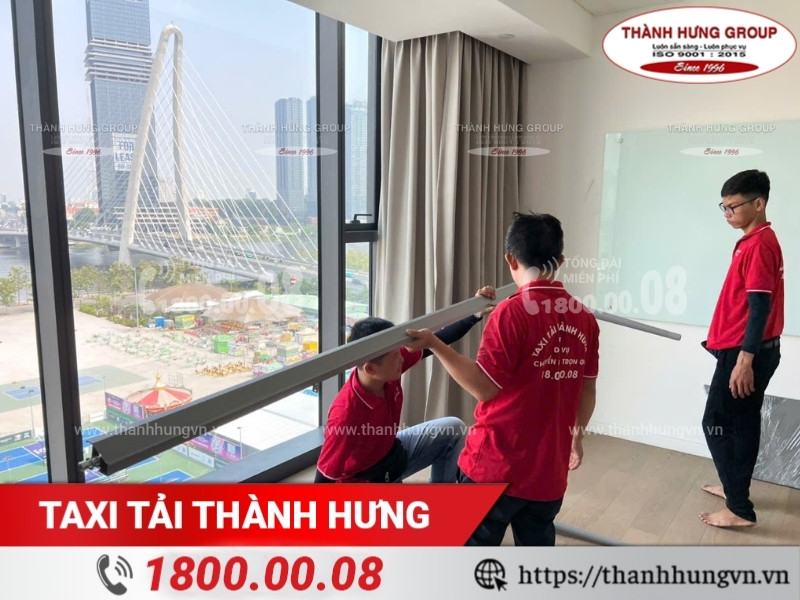 Nhân sự Ku casino tháo lắp đồ đạc cho khách hàng trước khi Kubet