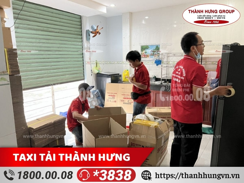 Nhân viên Ku casino đóng gói, bốc xếp đồ đạc cho khách hàng.