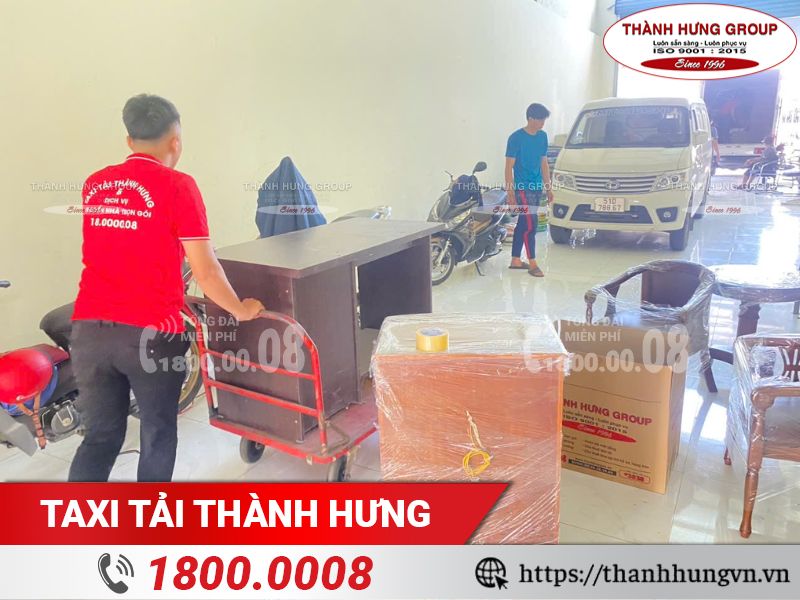 Nhân viên sử dụng xe đẩy hỗ trợ bốc xếp an toàn