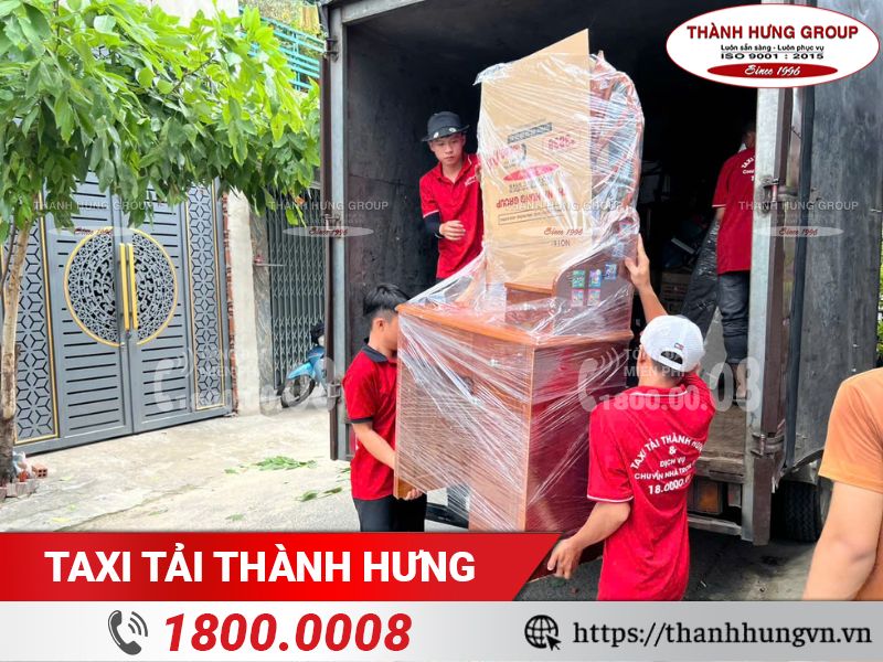 Nhân viên phối hợp khuân vác hàng hoá nặng