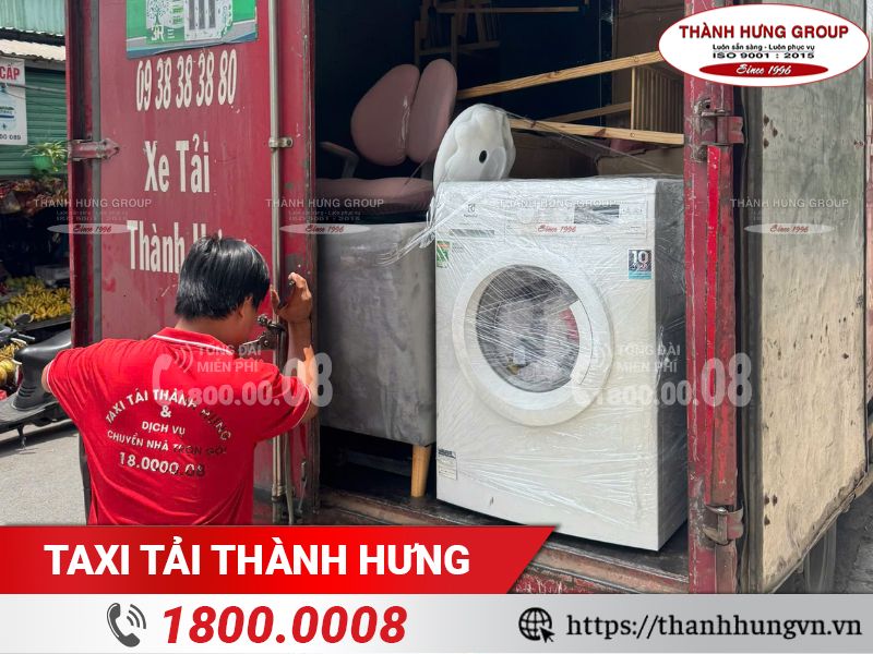 Nhân viên Ku casino sắp xếp hàng hoá gọn gàng lên xe tải
