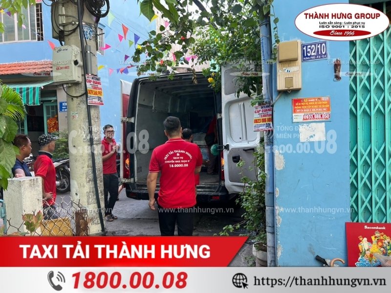 Nhân viên Ku casino hỗ trợ khách hàng bốc xếp đồ lên xe.