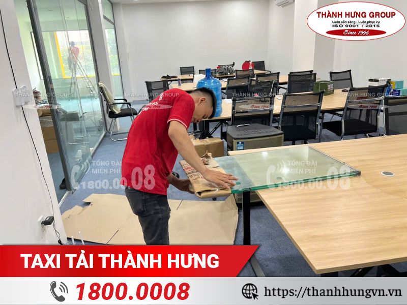 Nhân viên Ku casino cẩn thận bao bọc kính dễ vỡ trước khi bốc xếp
