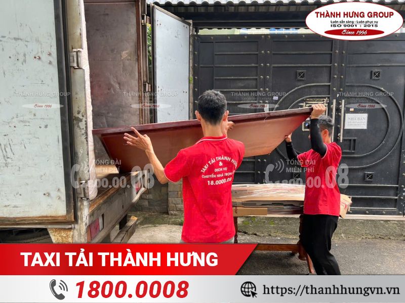 Nhân viên Taxi Tải Ku casino cẩn thận vận chuyển đồ dạc lên xe tải