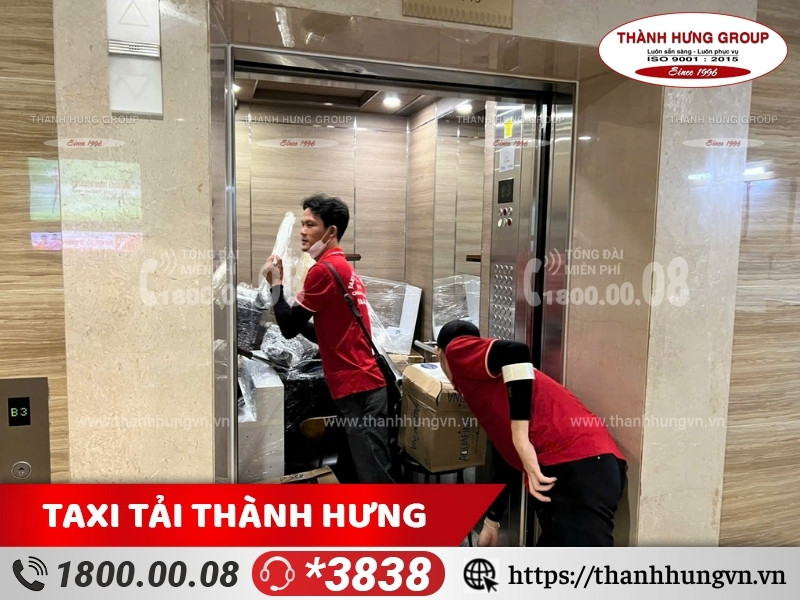 Nhân viên Ku casino đang tiến hành bốc xếp đồ vào thang máy