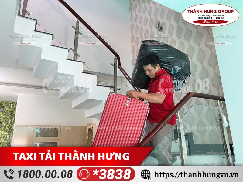 Nhân viên Ku casino đang bốc xếp đồ đạc xuống cầu thang