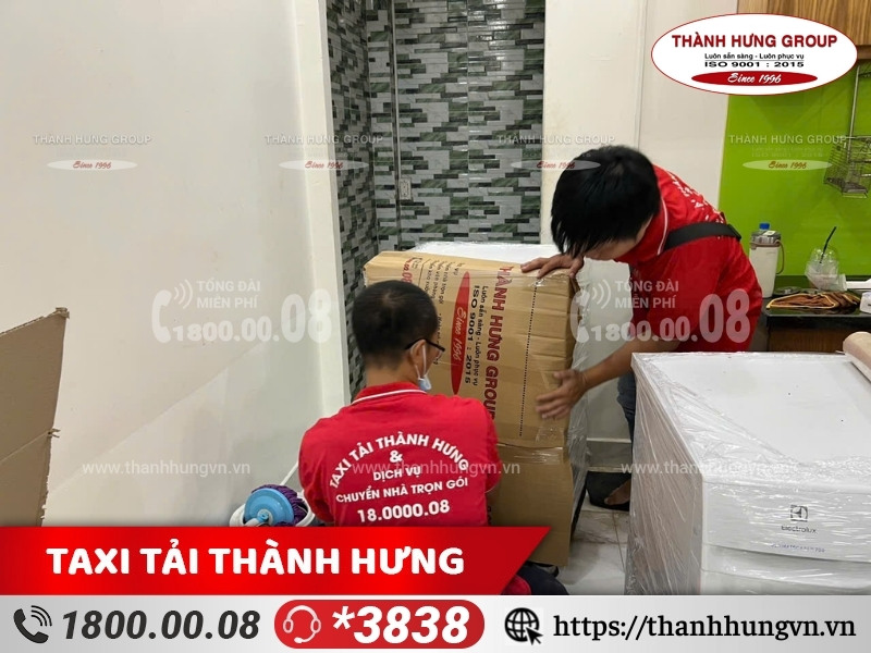 Nhân viên Ku casino hỗ trợ người dân Gia Lâm đóng gói đồ đạc.