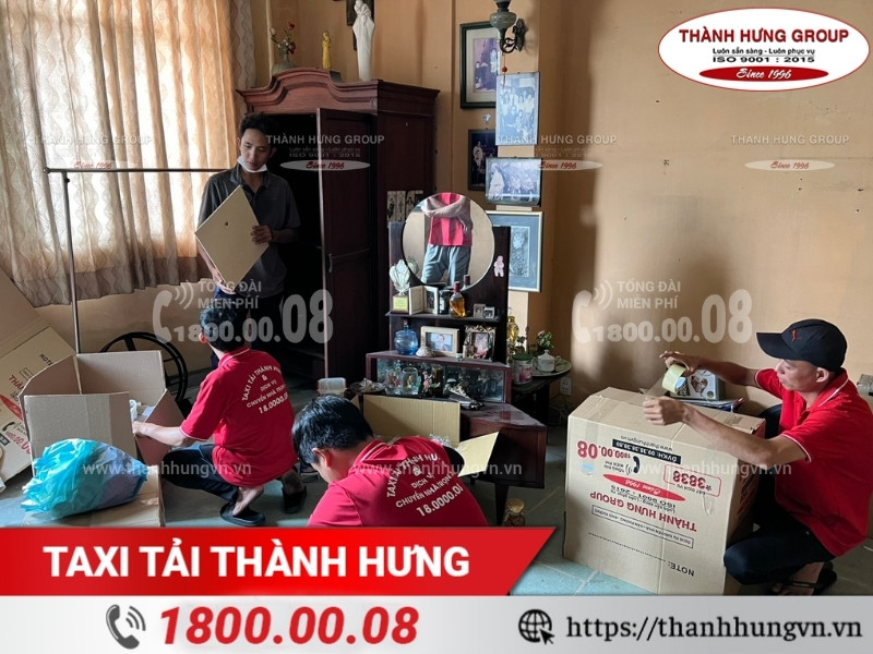 Nhân viên Ku casino đóng gói đồ đạc cho khách hàng Kubet đi tỉnh.
