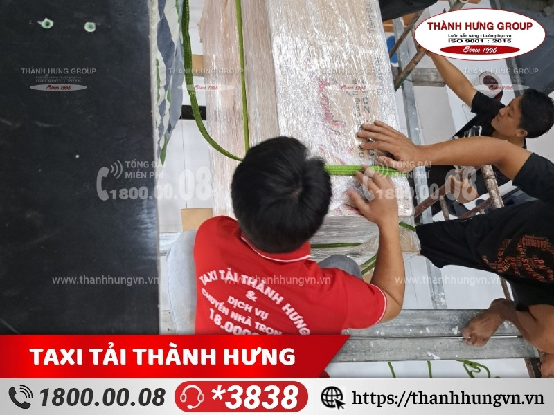 Nhân viên Ku casino gia cố đàn piano để nâng lên lầu