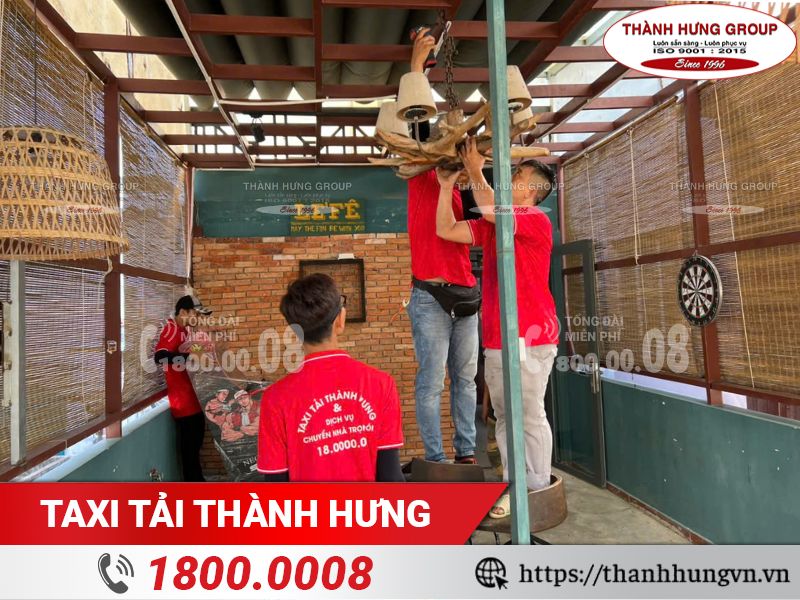 Nhân viên Ku casino hỗ trợ tháo lắp tại nhà của khách hàng