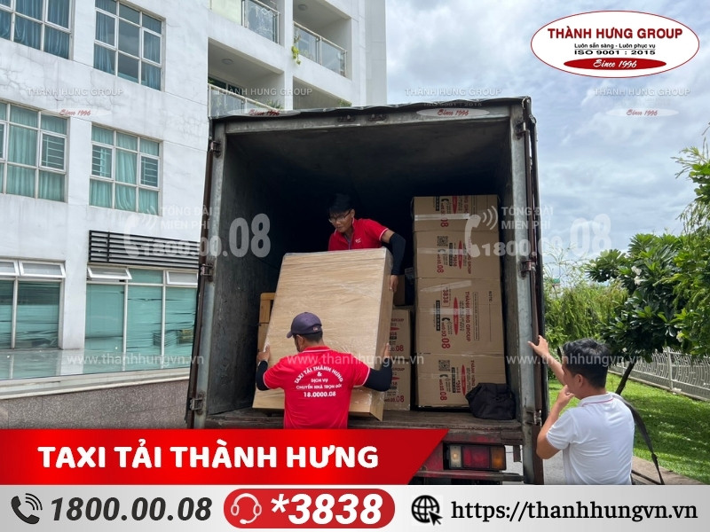 Nhân viên của Taxi Tải Ku casino hỗ trợ bốc xếp đồ đạc Kubet lên xe tải