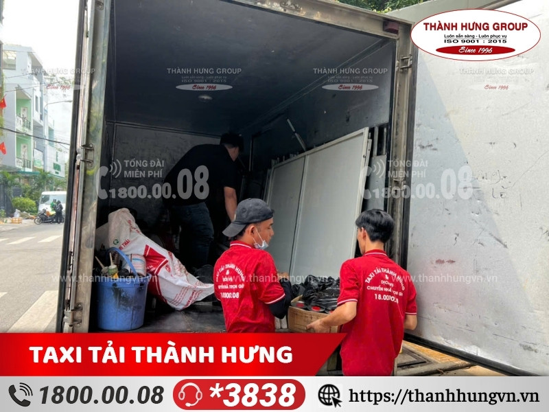 Nhân viên Taxi Tải Ku casino hỗ trợ bốc xếp đồ đạc