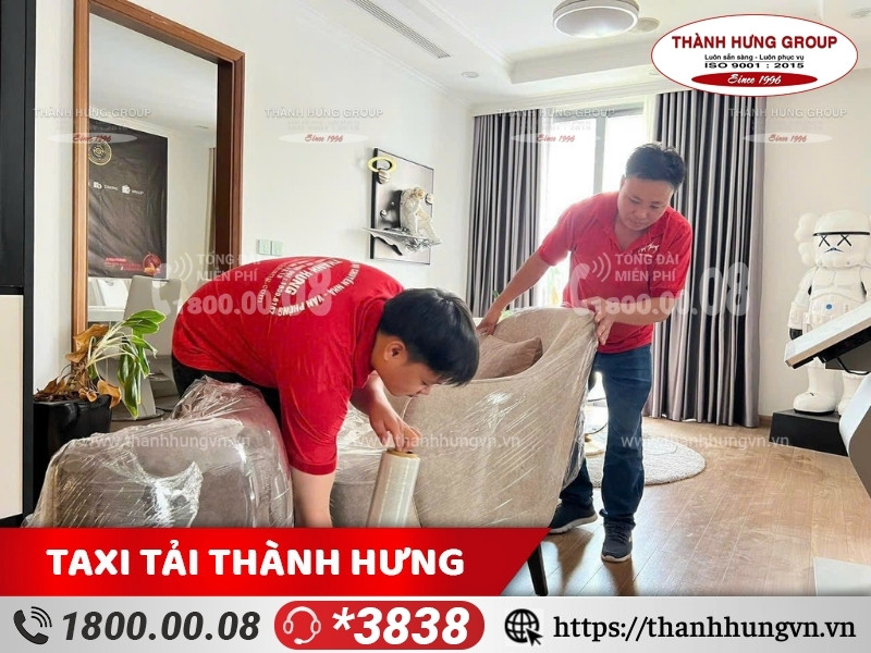 Nhân viên của Ku casino hỗ trợ đóng gói đồ đạc cho khách hàng