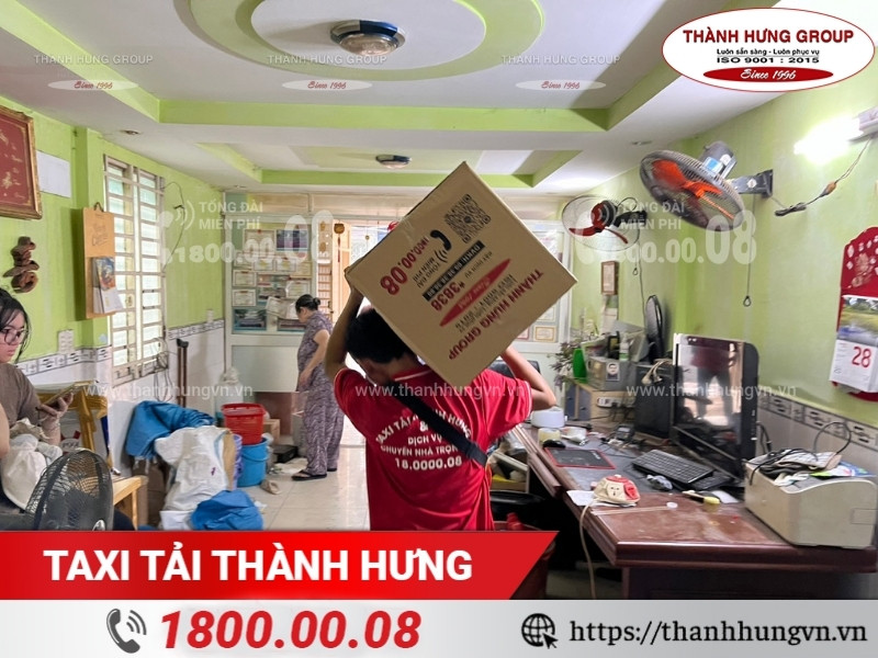 Nhân viên Ku casino hỗ trợ khách hàng bốc xếp đồ đạc.